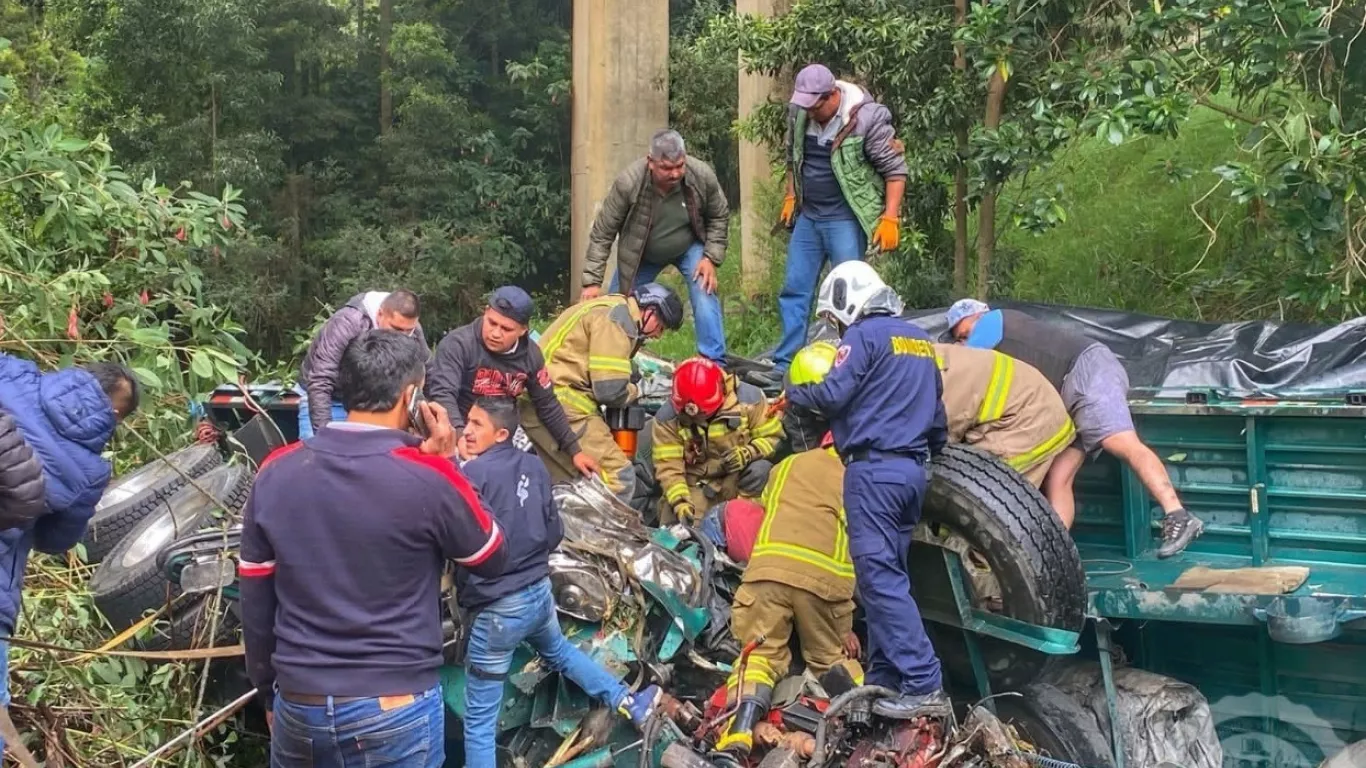 Accidente En El Puente De Boyacá: Tractomula Se Precipita Al Río, Así ...